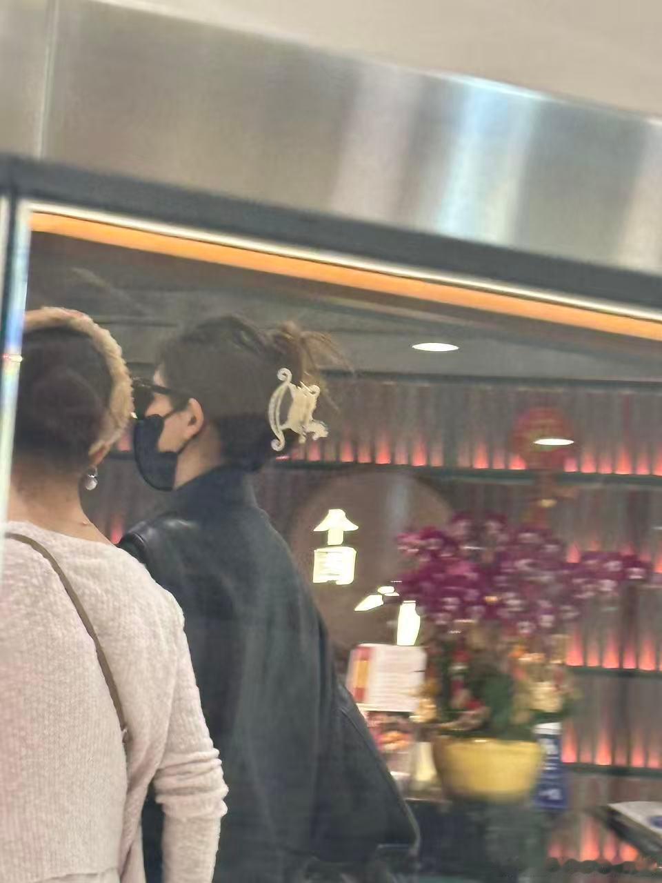 香港偶遇张予曦和妈妈逛街 香港偶遇张予曦和妈妈逛街，果然明星里的淡颜在现实里还是