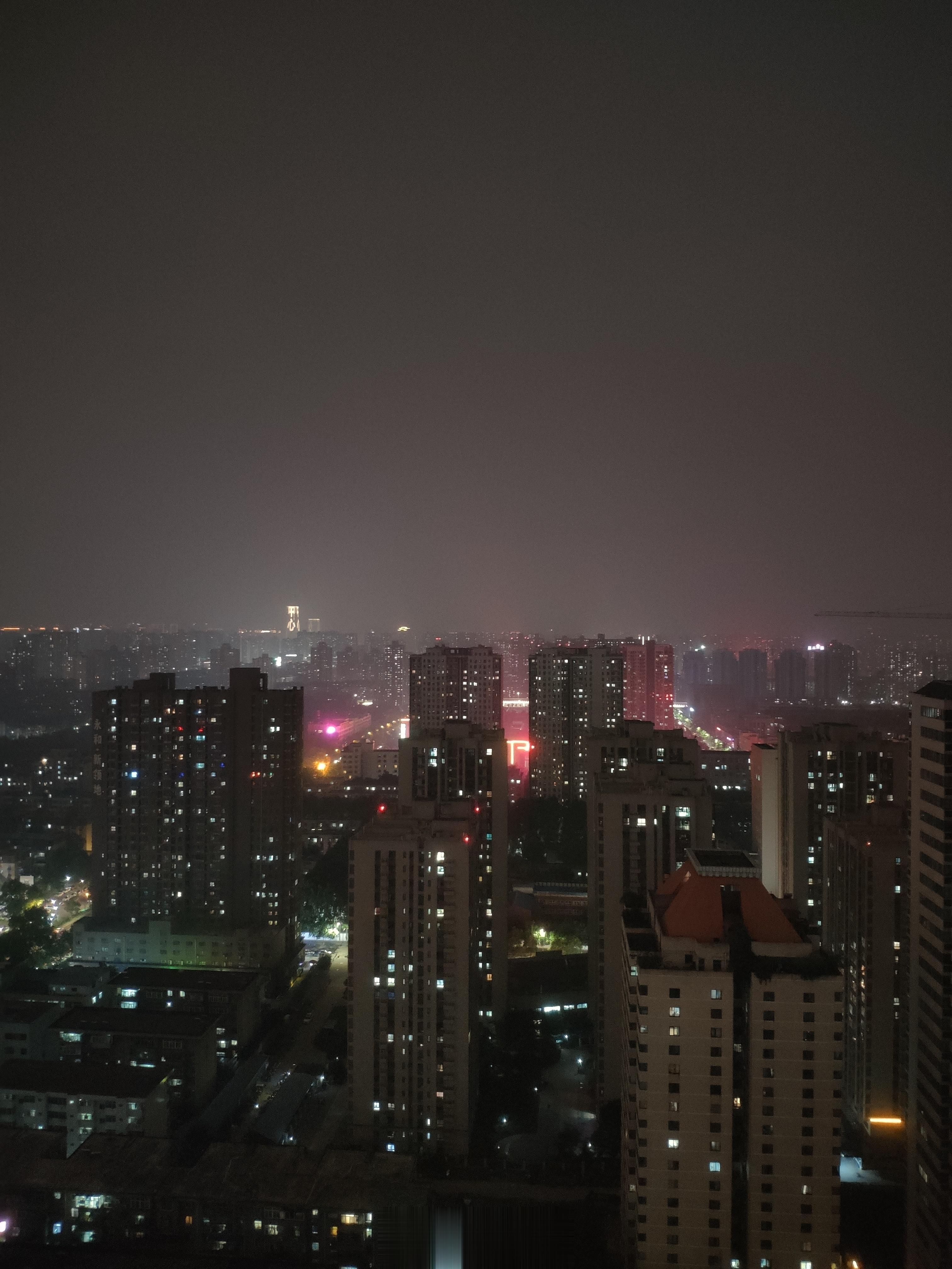 #馒头控的日常# 最近每天焦虑画图，都没怎么关注赛博城市的夜景。 ​​​