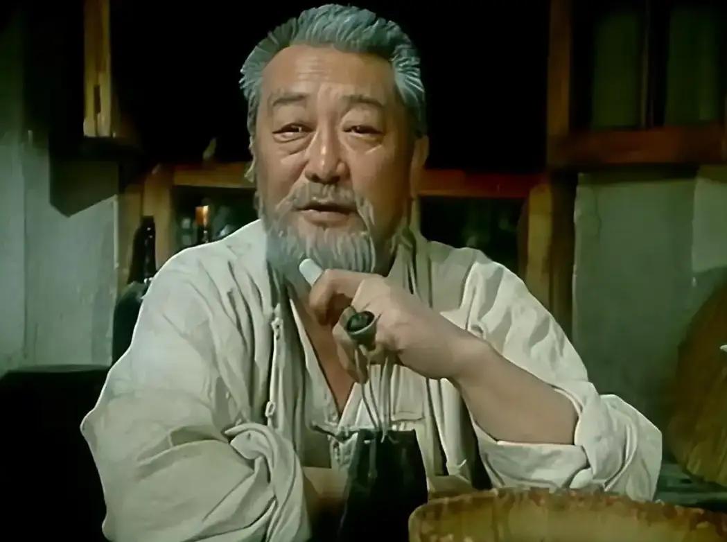 这位大叔在思考问题，手里拿着烟斗。这是大家非常喜爱的一位老艺术家，我们小时候都看