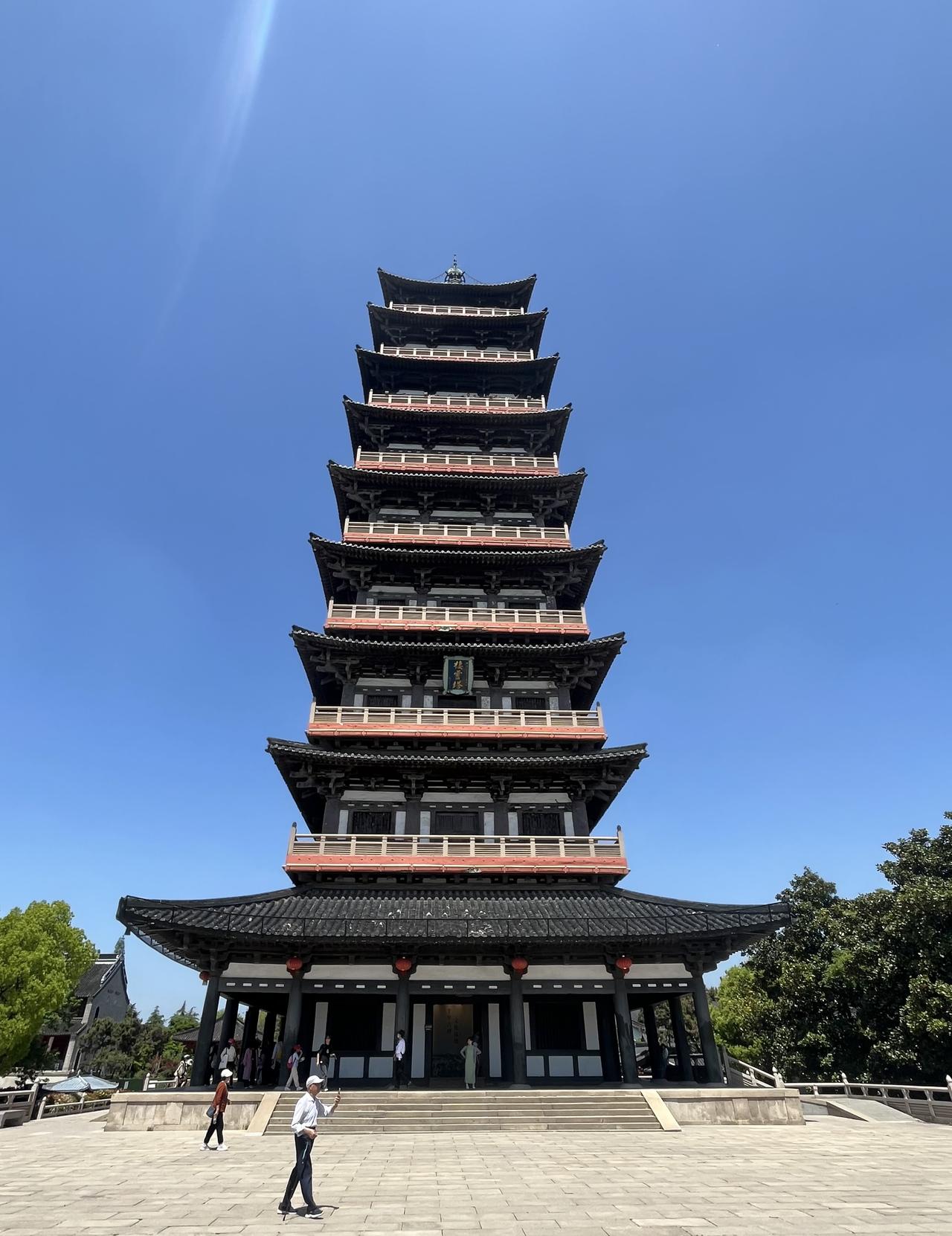 栖灵塔，在江苏省扬州市大明寺内，是一座具有重要历史与文化价值的仿唐楼阁式佛塔。该
