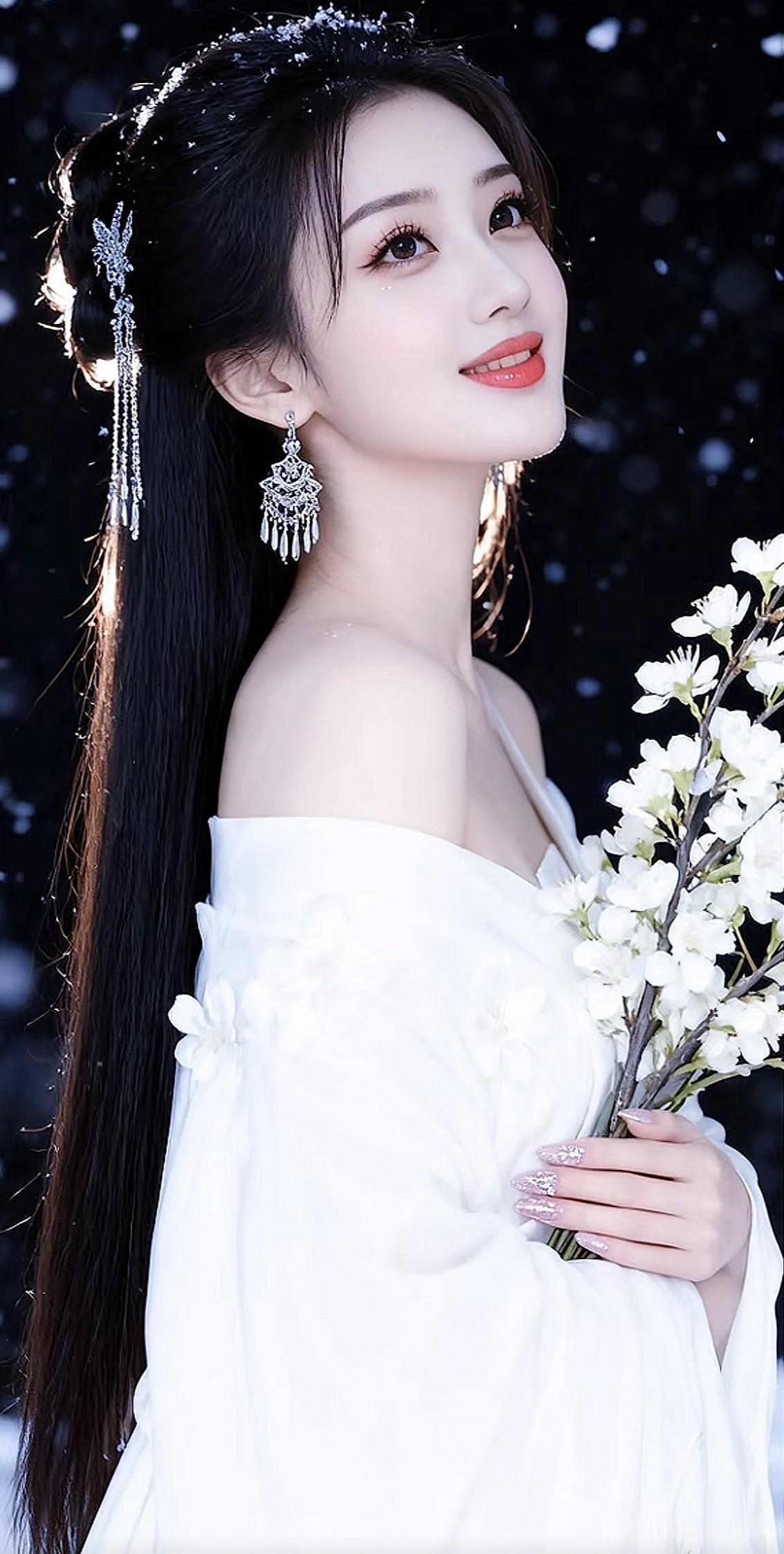 仙气飘飘的雪中美人，手持一束白花，宛如童话中的公主。雪中美人照 雪中少女照 雪中