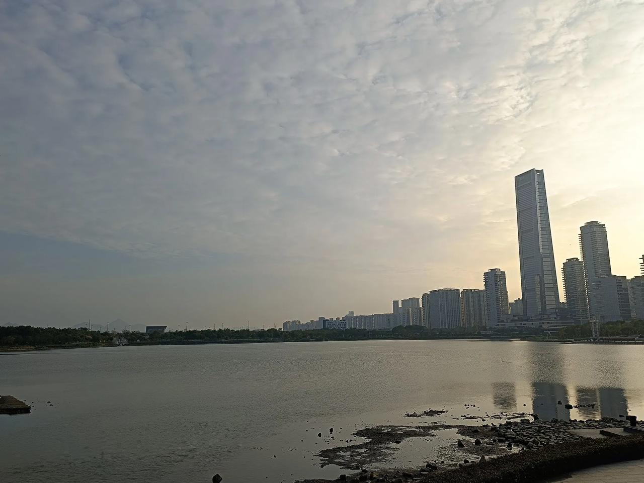 #秋日旅行# 
湖光潋滟映高楼，
水天一色入画图。