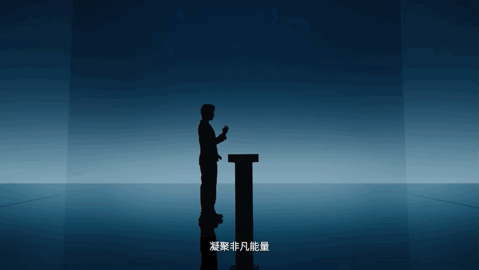 邓为深V西装和天然钻石好配 天然钻石不止美在闪耀，更在于重重淬炼中的每次惊心动魄