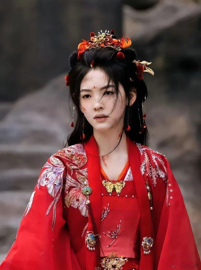 《淮水竹亭》中章若楠妆造虽美，但演技有提升空间，眼神戏不足，不过颜值在线，期待其