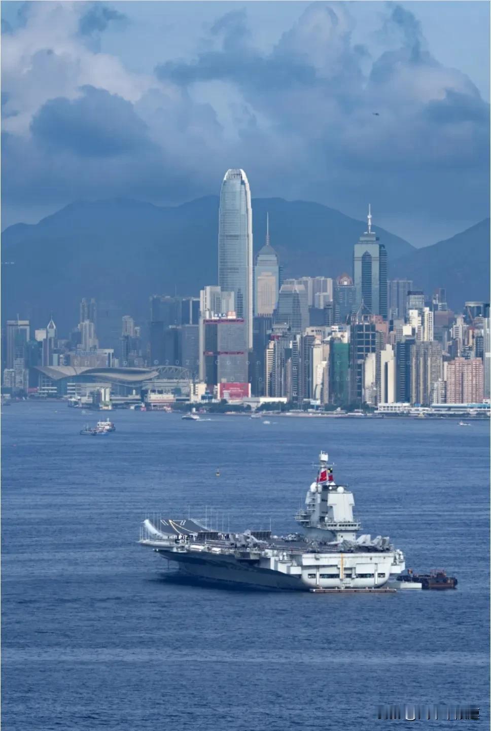 国产航母到访，既是送给香港的礼物，也是震慑不臣之心的潜在对手！
现在外面的局势，