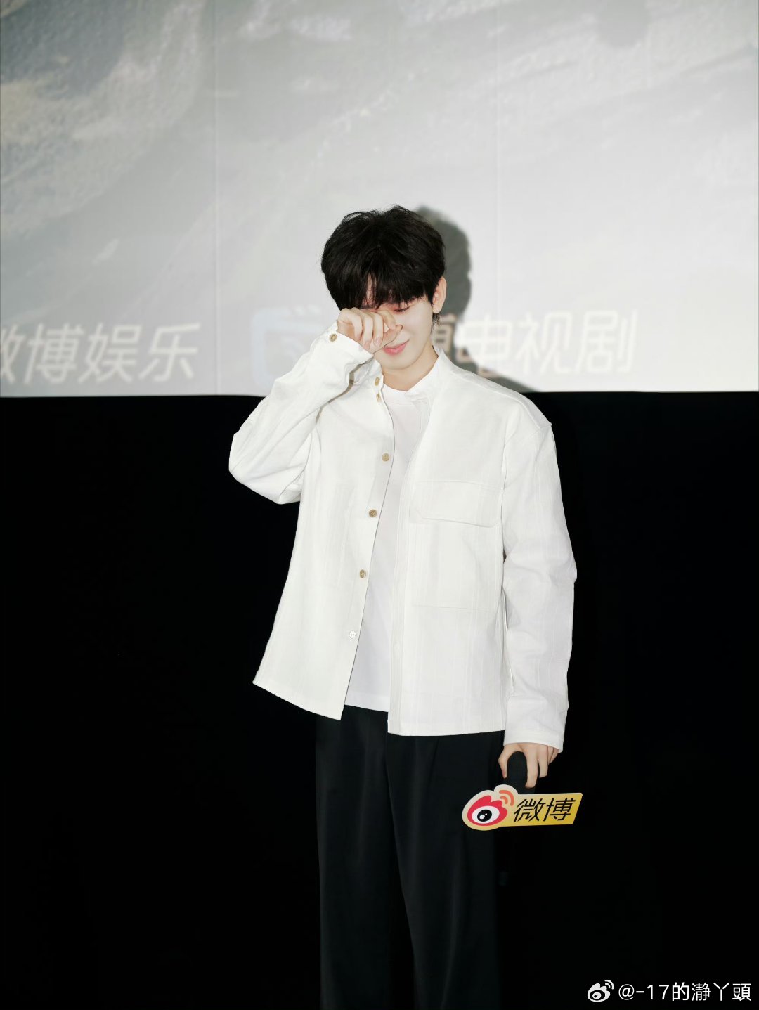 M成毅天地剑心cy成毅王权富贵他那双眼，宛如深邃的湖泊，倒映着坚定与智慧；他那笑