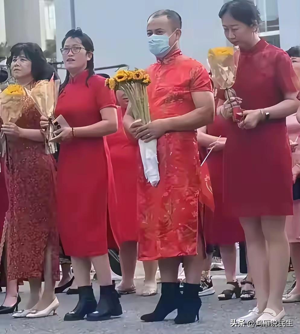 又到高考日子了，今年还能见到这么多穿旗袍的父母吗？有人说，穿旗袍就是作秀，糟蹋旗