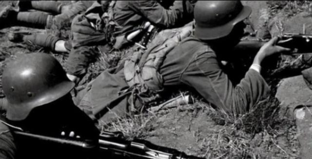 1948年夜行军时，一士兵腹痛难忍，只好离队到路边隐蔽沟壑处方便。不想当时他发现