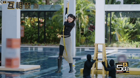 鹿晗任敏组队梦回勋章了哈哈哈哈哈 谁的青春DNA动了，勋章MV过去这么久，俩人在