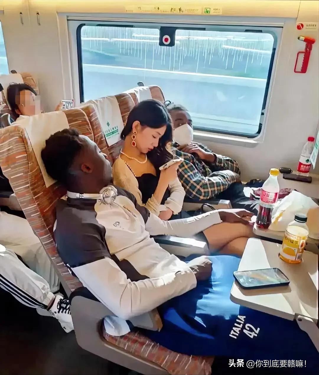 火车上坐在两个外国人中间是什么体验[害羞]