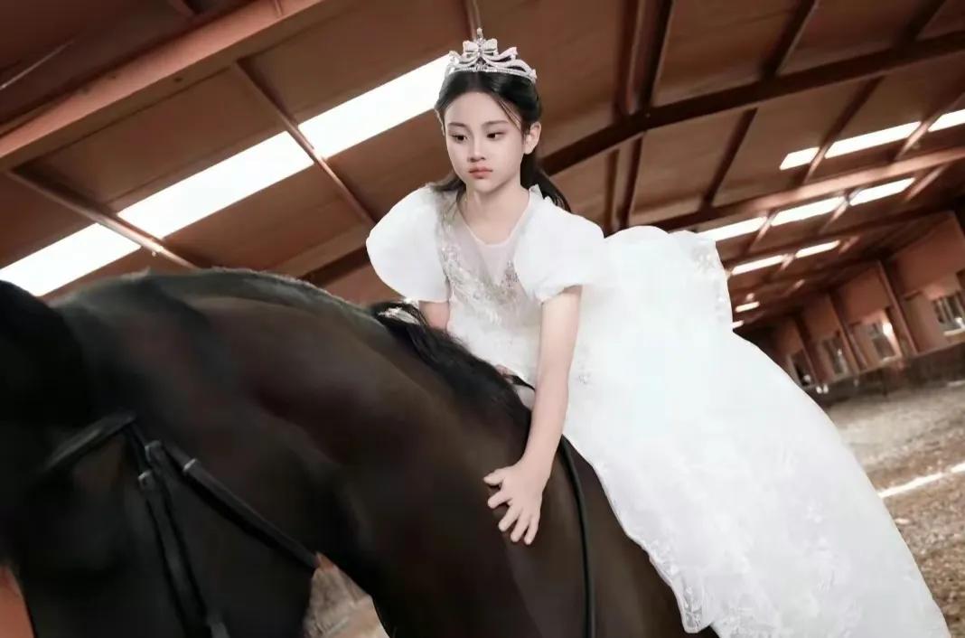 甜馨穿白色公主裙骑马，果然是越来越有气场了！
戴着皇冠、穿着白色公主裙的甜馨，越