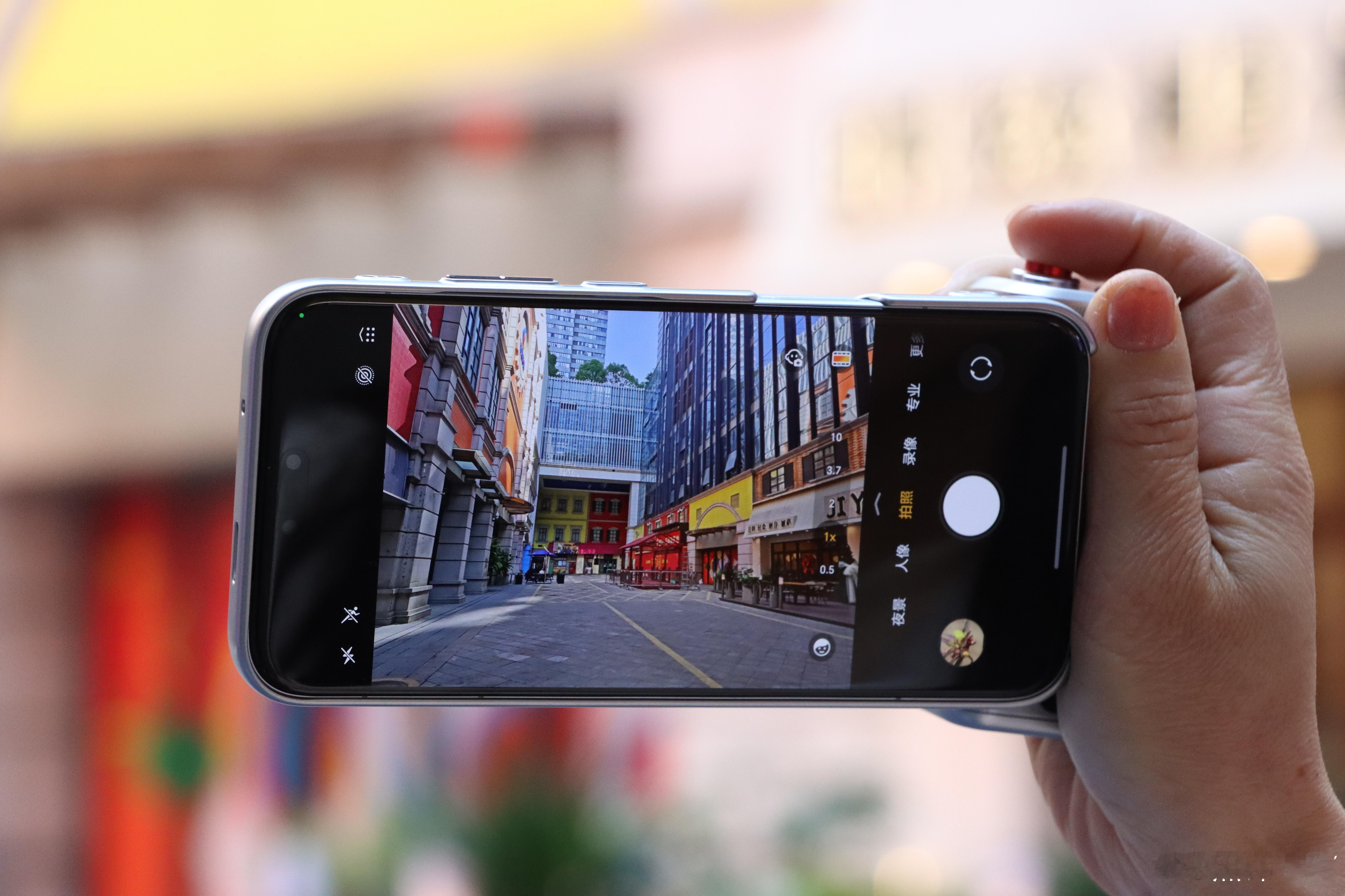 其实这对于大部分消费者来说是无所谓的，既然内存涨价，那么就继续用旧手机，手机可以