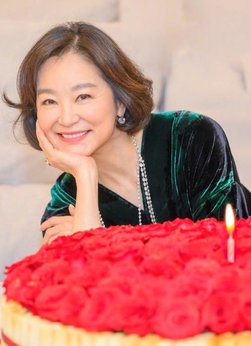 林青霞4日凌晨晒出庆生照，并配文“从心所欲，不逾矩”。[心]
70岁的她虽然青丝