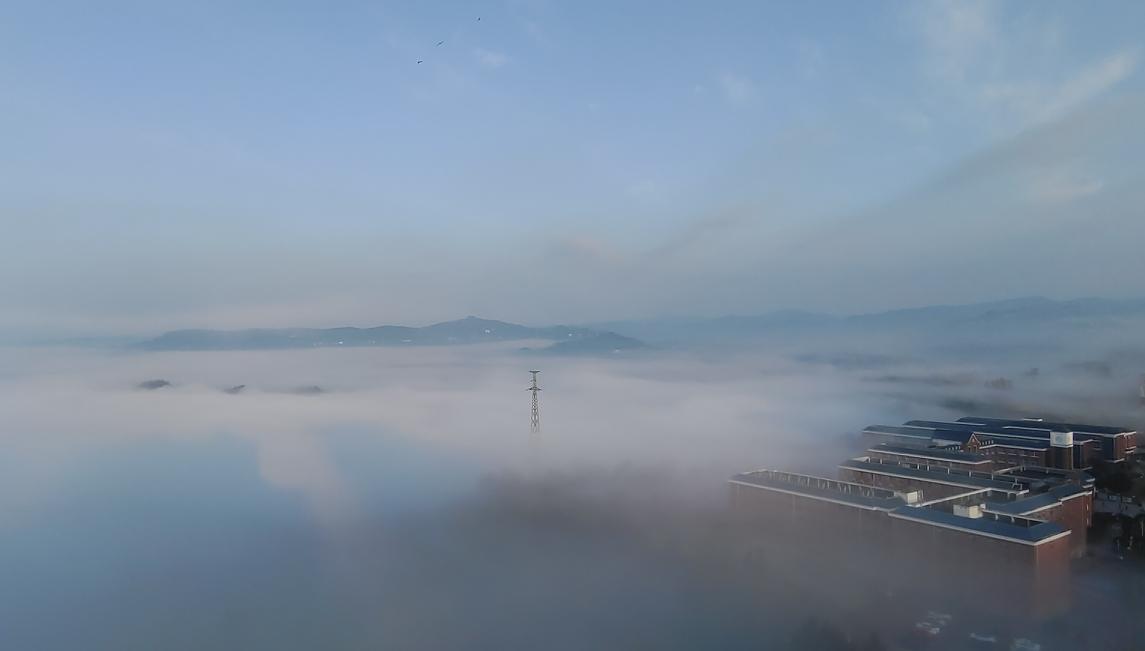 前路知重风气扬，
料峭春寒雾茫茫，
眼看苍茫青山醉，
微霜轻狂等霞光。
​一曲长