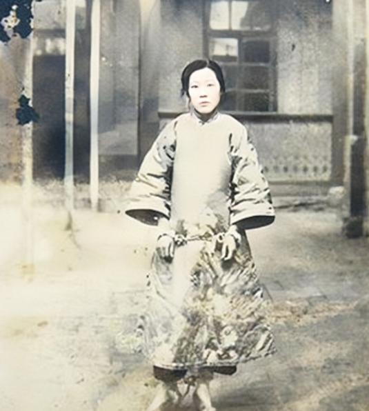 1925年，24岁的青楼女子张素贞正在接客。然而，当她开始宽衣解带时，冰冷的枪口