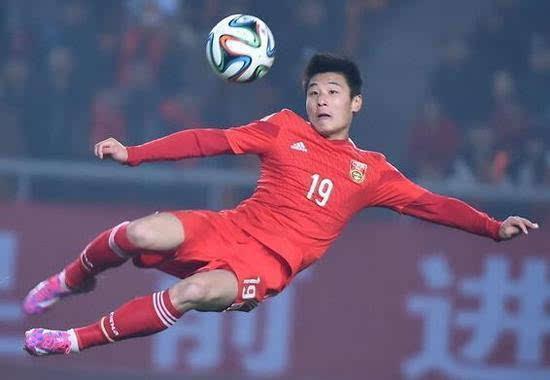 中国足球在各大赛的第一个进球分别是由谁进的？
1、德甲:杨晨于1998年9月8日