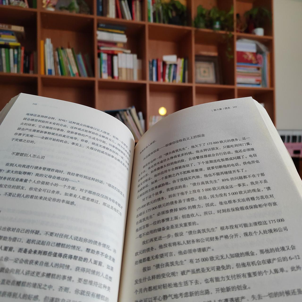 读书是一件很自然的事情。
有些人问我，你那么忙，又要上班又要带娃，哪儿还有时间去