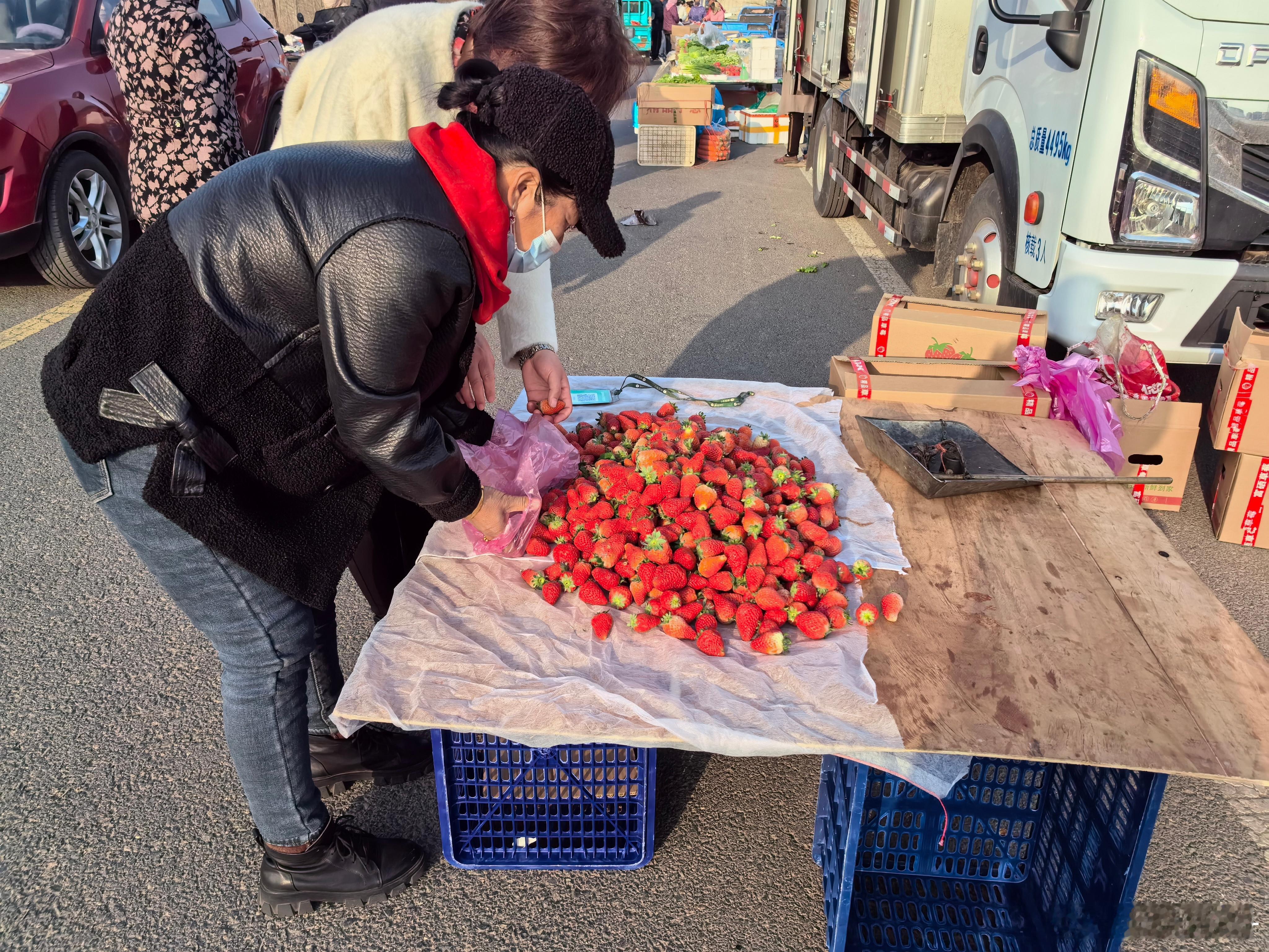 在赤峰市宁城县热水镇，一个村镇#集市# 吸引了很多人光顾。在马路两旁，各种自产自