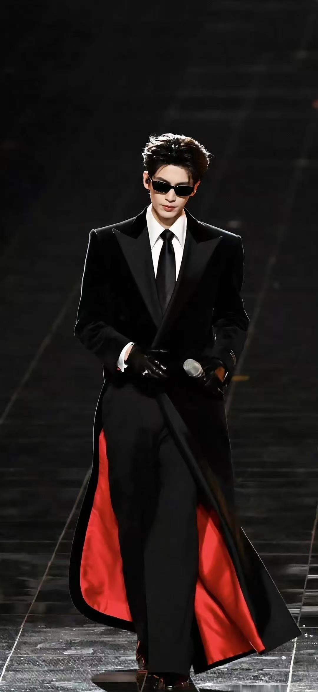 长影世纪城的复古场景一秒穿越！张凌赫体验4D影院、打卡民国街，解锁电影城的文艺与