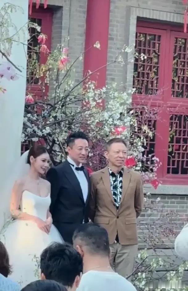 上了，终于亲上了！  不过怎么感觉有点怪怪的，小汪总跟小梅这是来搞笑的吗！ 两个