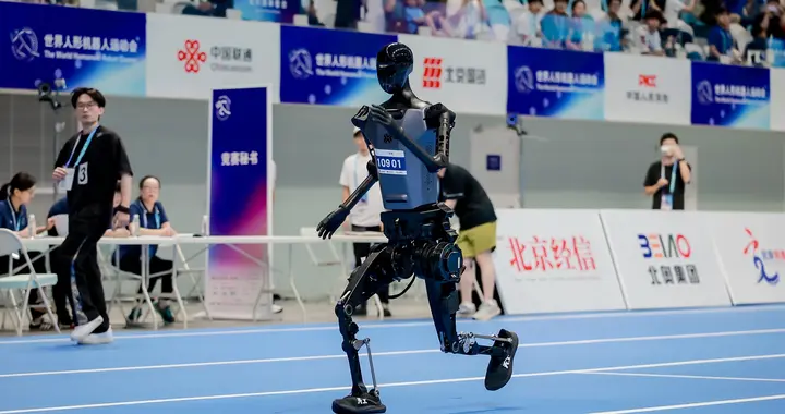 机器人“百米飞人”决战，天工夺冠！相关负责人致敬宇树科技：他们非常厉害