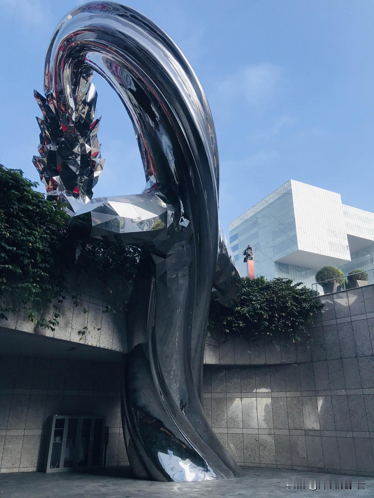 长三角往一个省走，珠三角向一个市行。一定程度上，省比市体量大，但比不上市的精悍、