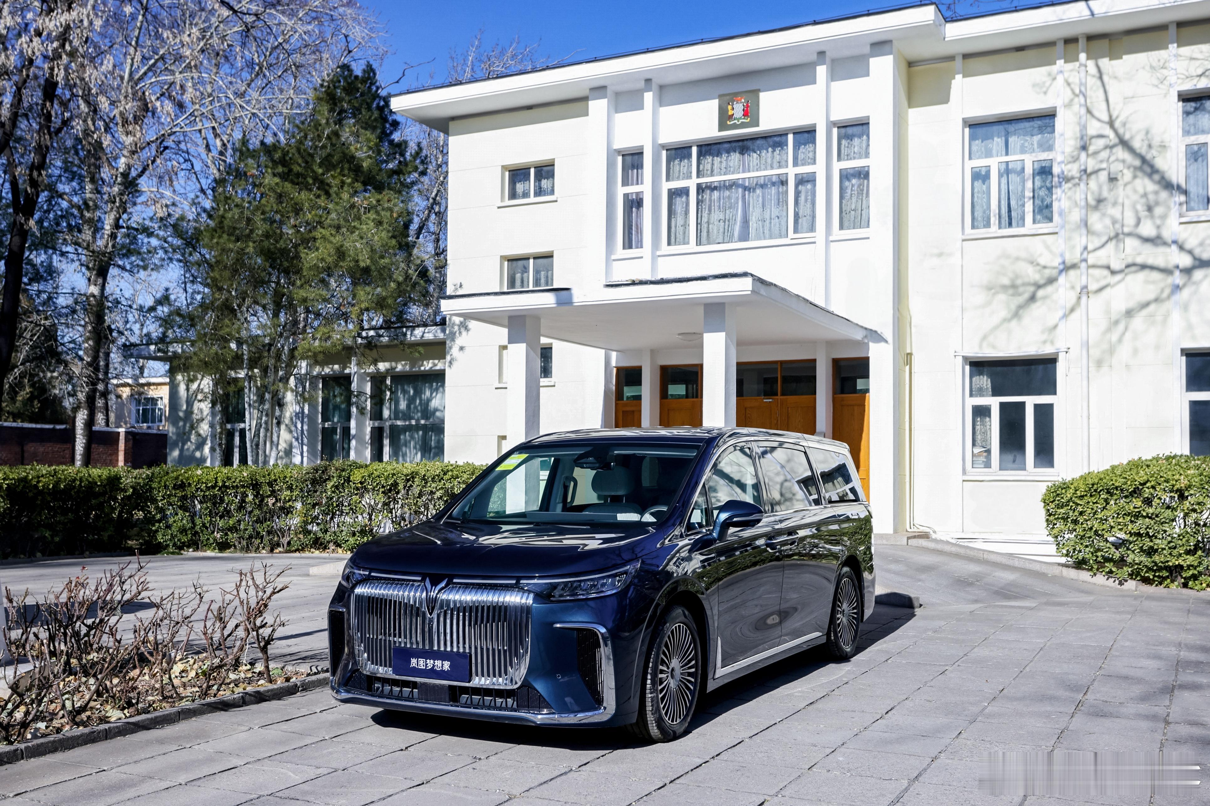 岚图梦想家正式交付赞比亚驻华使馆，成为其官方指定工作用车，这行政气场作为使馆用车