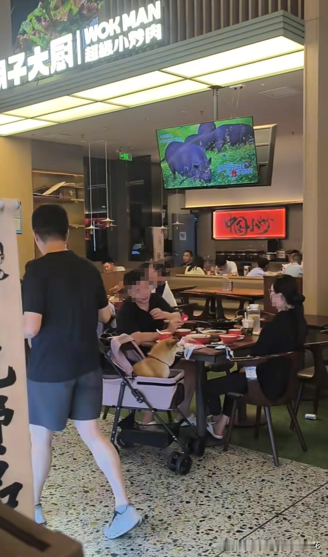 这是上海网友在某某大厨·超级小炒肉店里拍到的一幕，大家发现问题了吗？这是一家上海