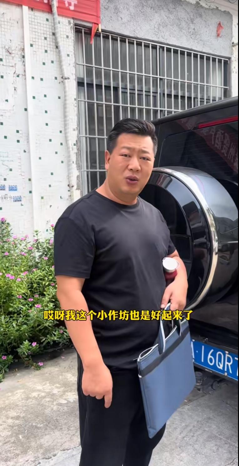 张大炮的女徒弟，太有钱了，开着300多万的奔驰大G越野车G63 ，直接停在了他的