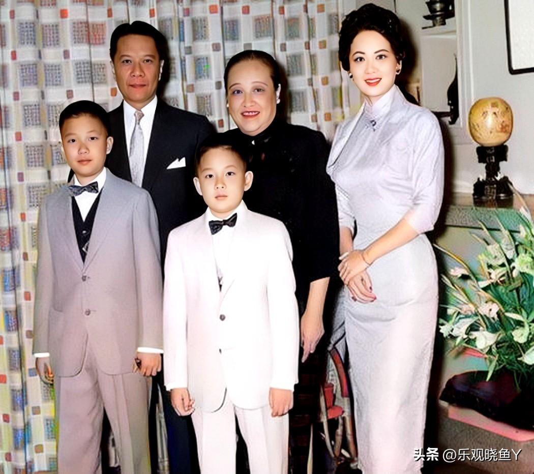 这是宋子安一家四口与他的大姐宋霭龄在美国别墅内的一张合影老照片，拍摄于上世纪五十