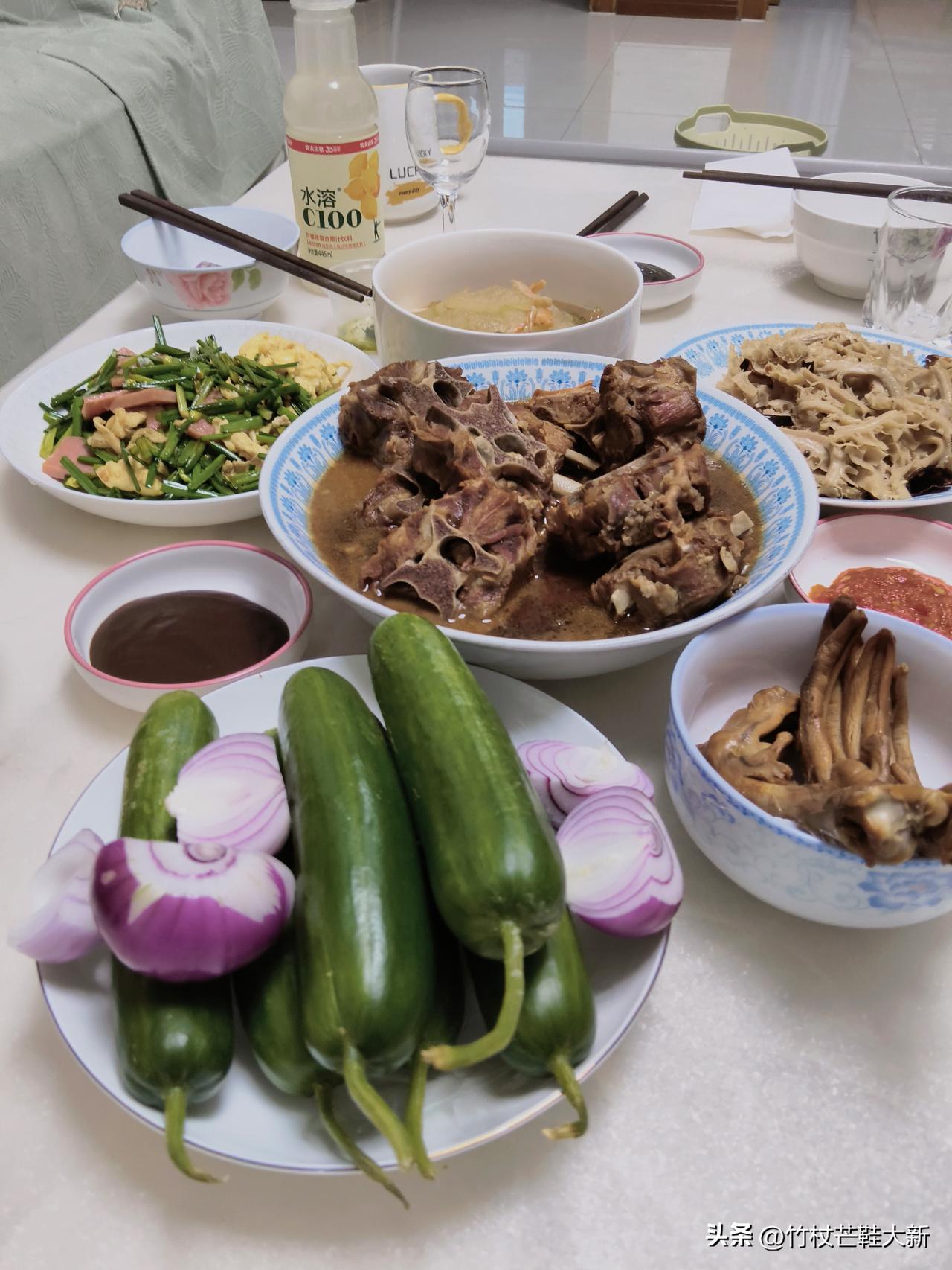 周日小聚，朋友买了一份羊蝎子，花了80元，有那么十来块，朋友问，这一份儿，赚多少