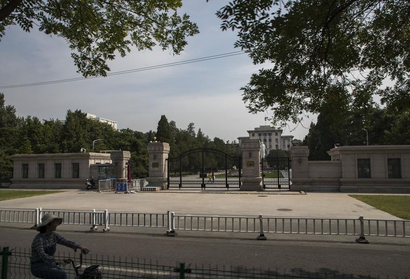 我觉得中国科学院大学的简称最理性，人家不和中国科学技术大学争中科大的简称，直接定