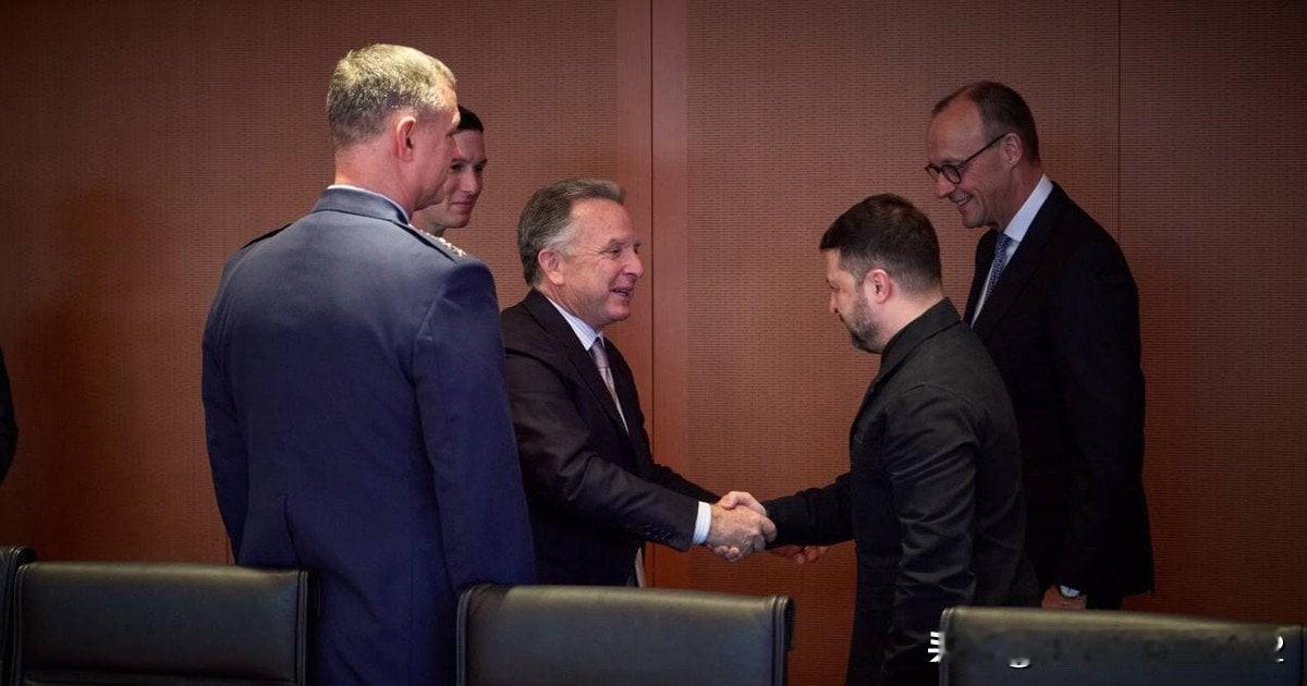 泽连斯基、默茨以及美国特使维特科夫和库什纳在柏林的会面画面

主要讨论的话题，将