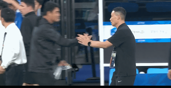 辽宁铁人主教练李金羽今天还是没握手，陈涛和李金羽不是辽宁老乡吗？输球了握手起码应