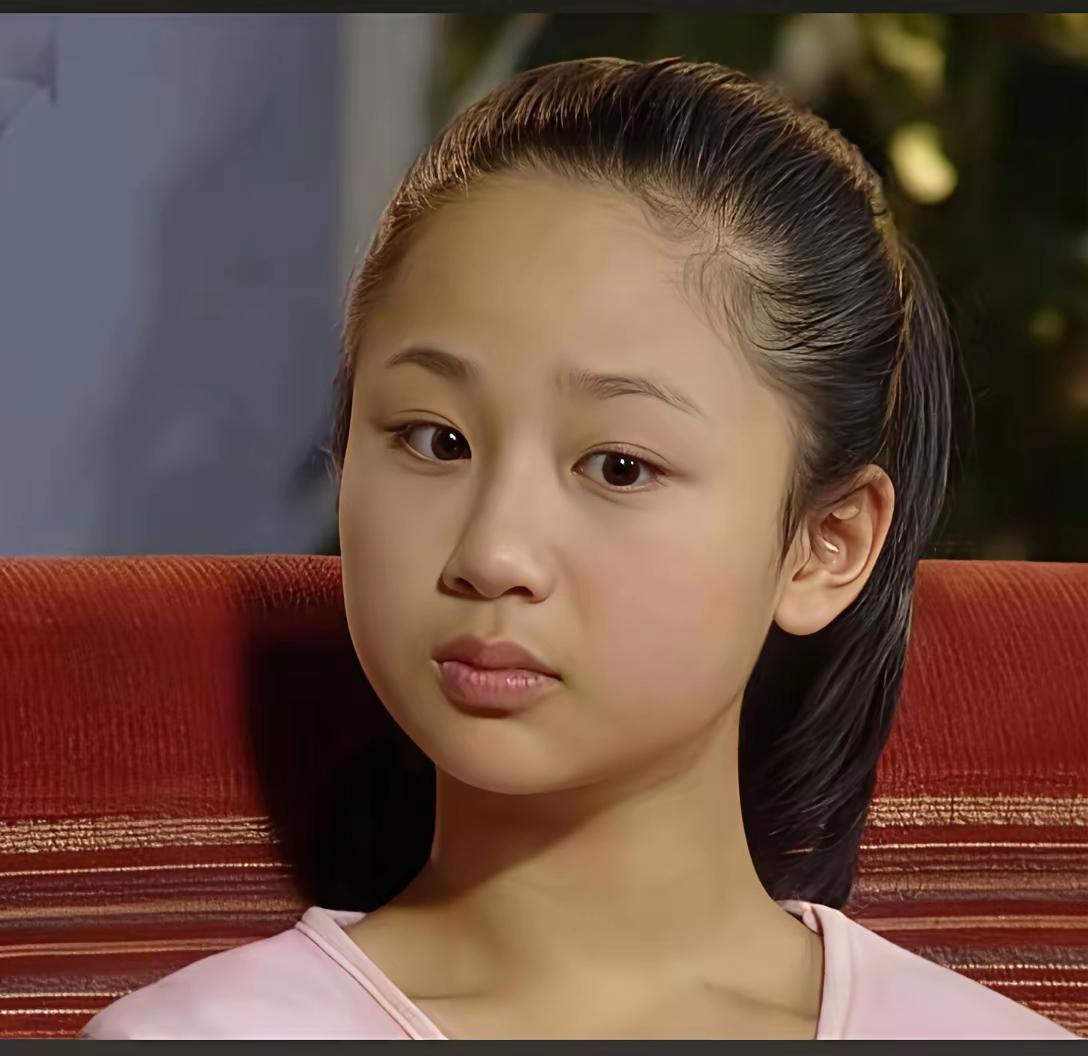 杨紫
幸亏是童星出道
要是长大后才出道，那可就悬了
在这个看脸吃饭的时代
她的长