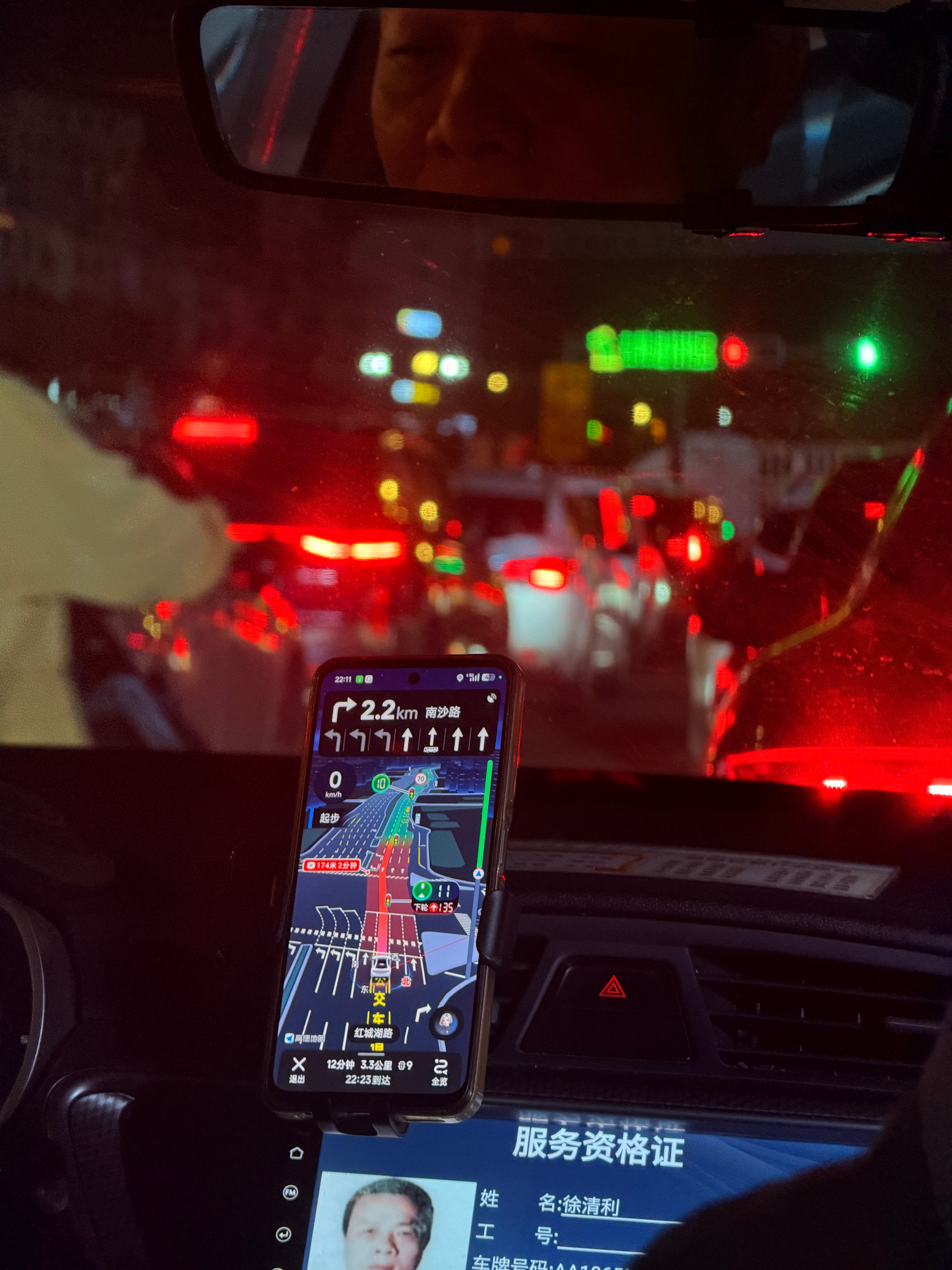 服了！！无人驾驶的车挡住了红绿灯🚥已经报警了，警察说一会来处理 海口