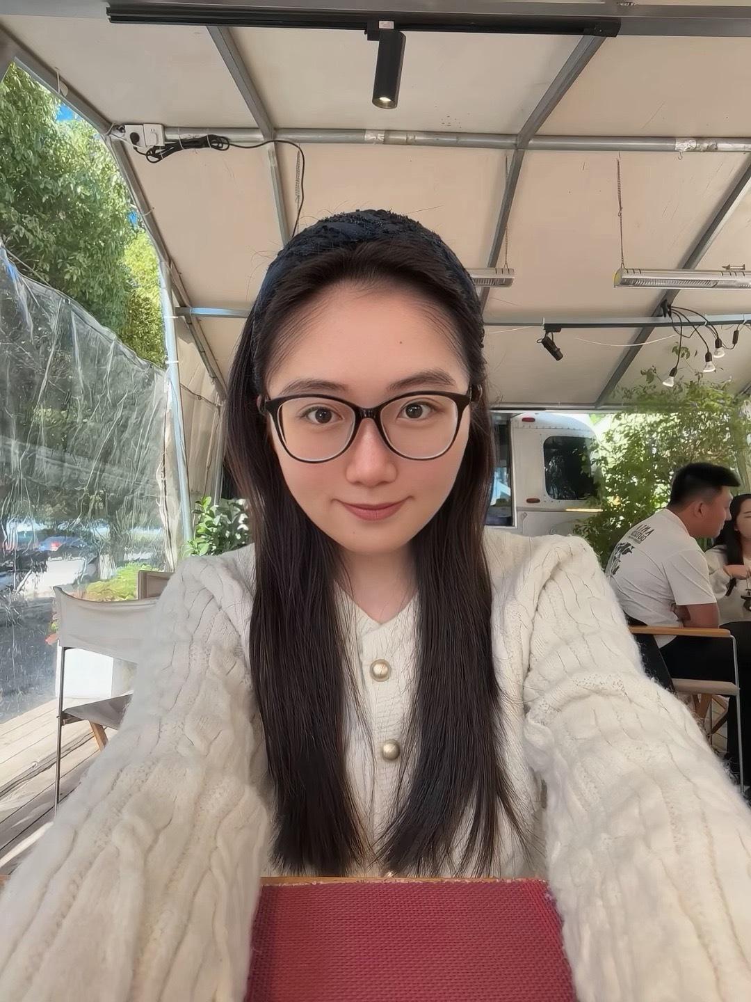 五点就起来工作 从来没觉得上午这么长过 难得看到了日出 给我妈发了个消息 她问我