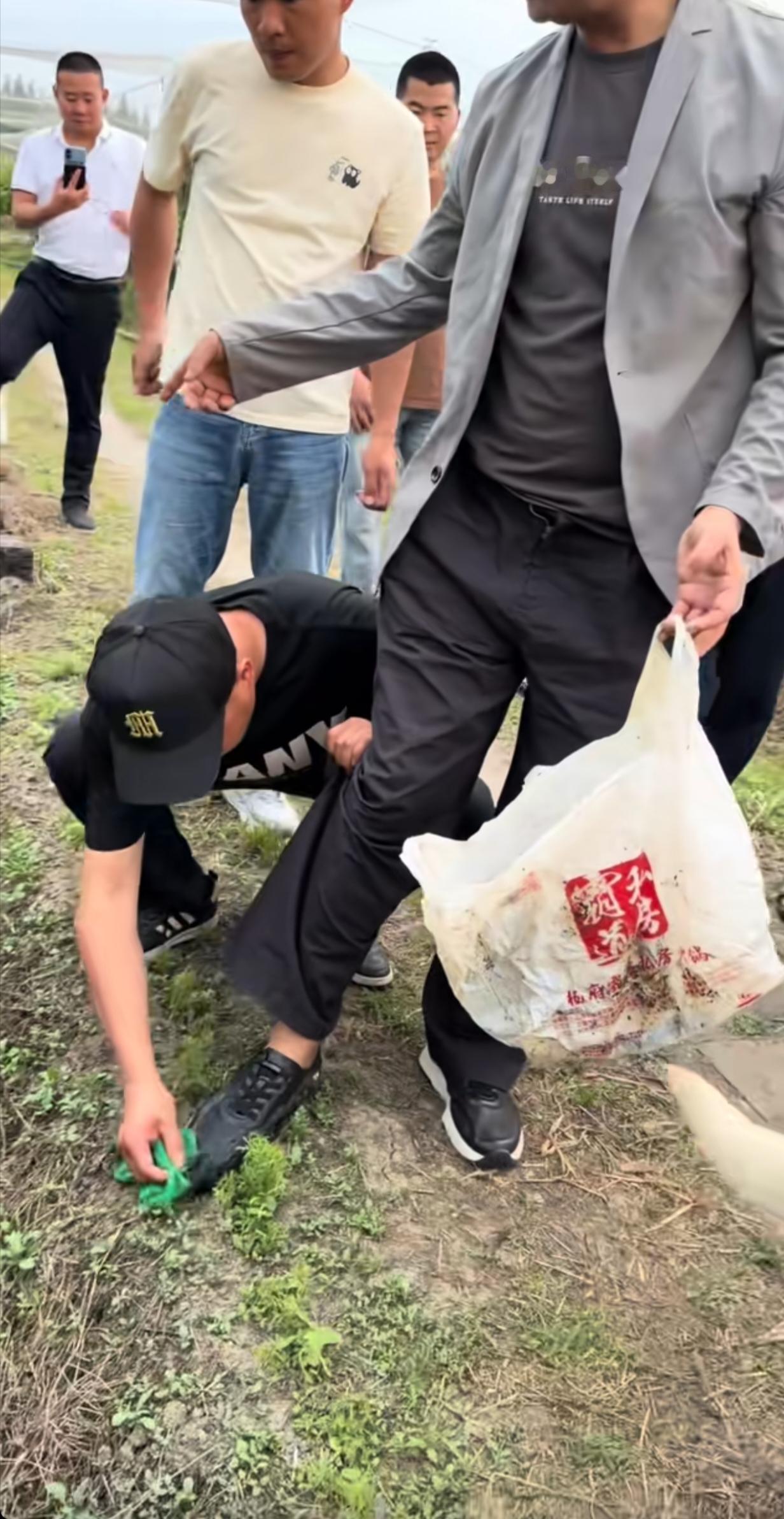 沈巍身边都是善良热心之人，大家换着为他擦鞋、洗鞋，一片和谐景象。沈巍老师没有穿袜