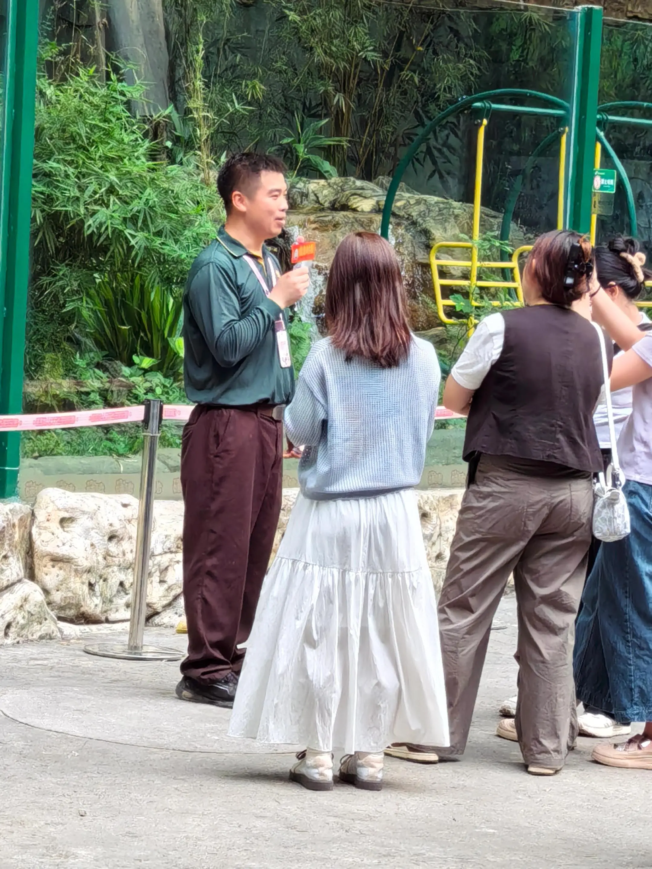 妹猪：外公接受采访居然不带我😄