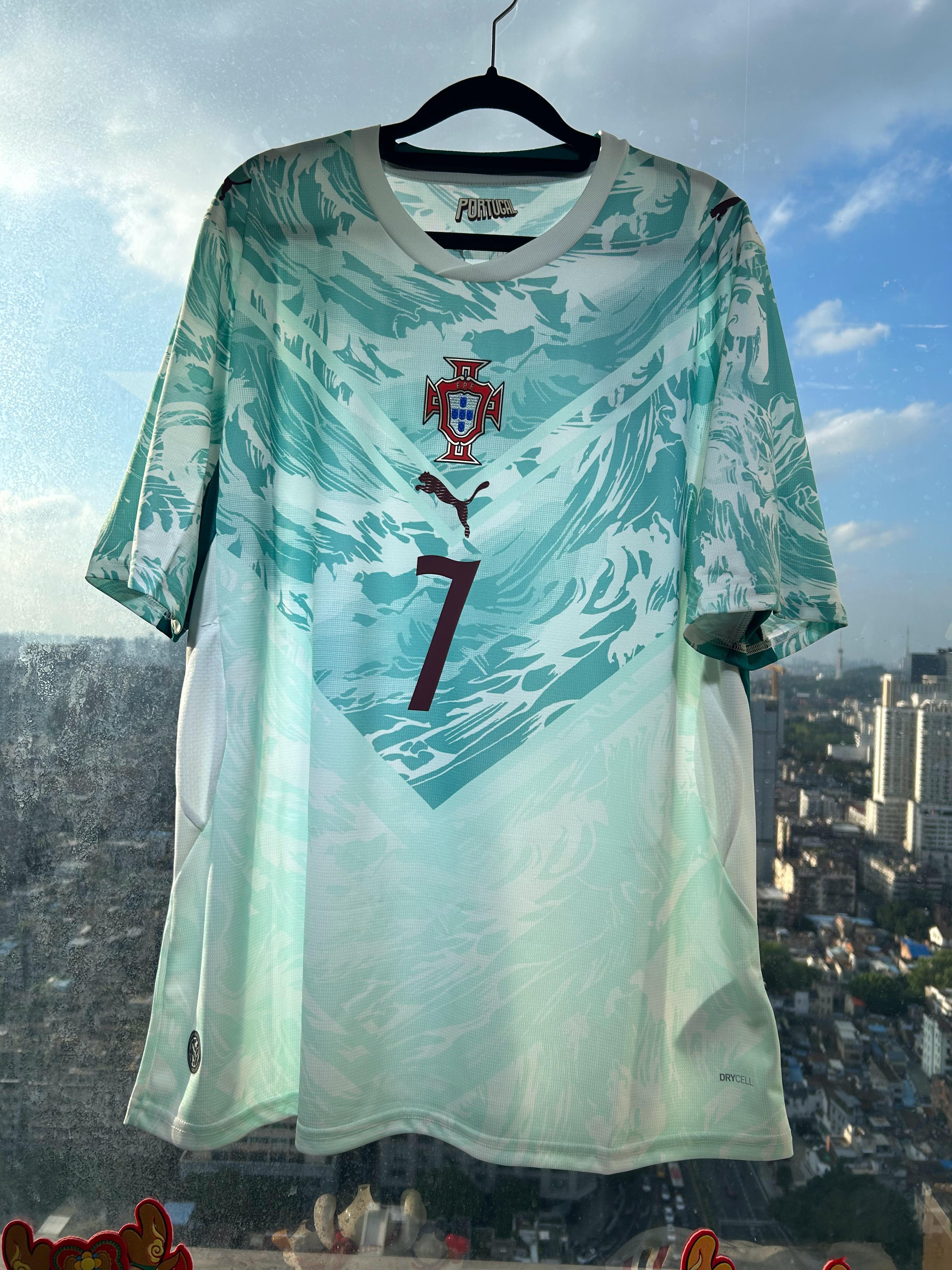 🇵🇹世界杯客场C郎波衫已入，很舒服的材质很特别的彪马球衣，我罗的最后一届世界