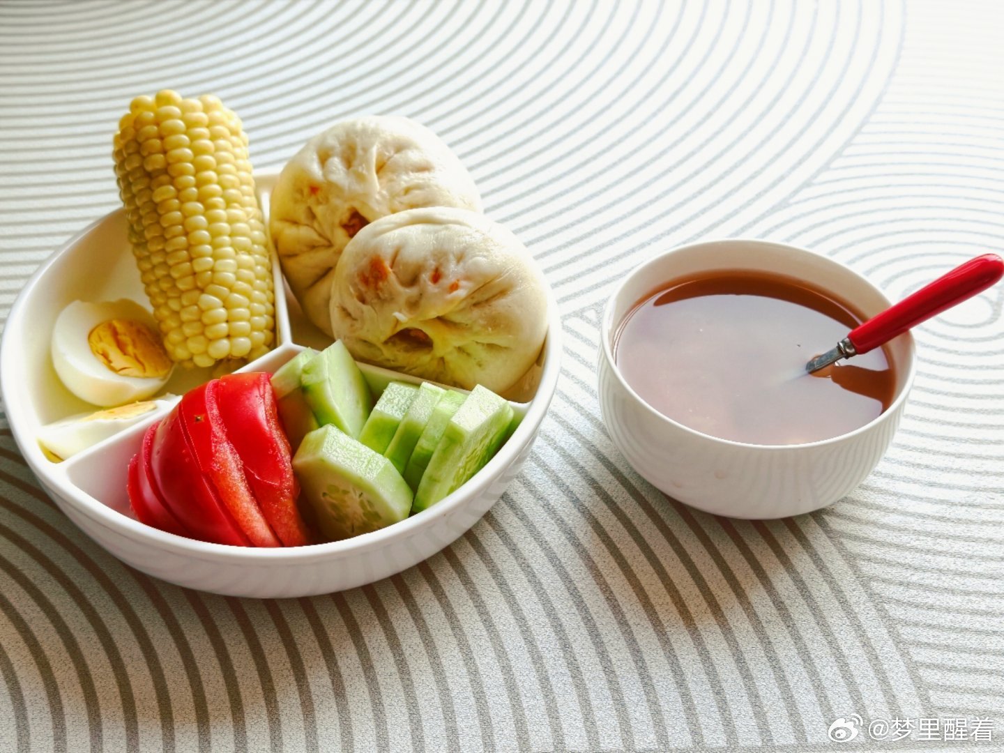 昨天吃地方店员穿的文化衫：生活不会打败一个大口吃饭的人。 