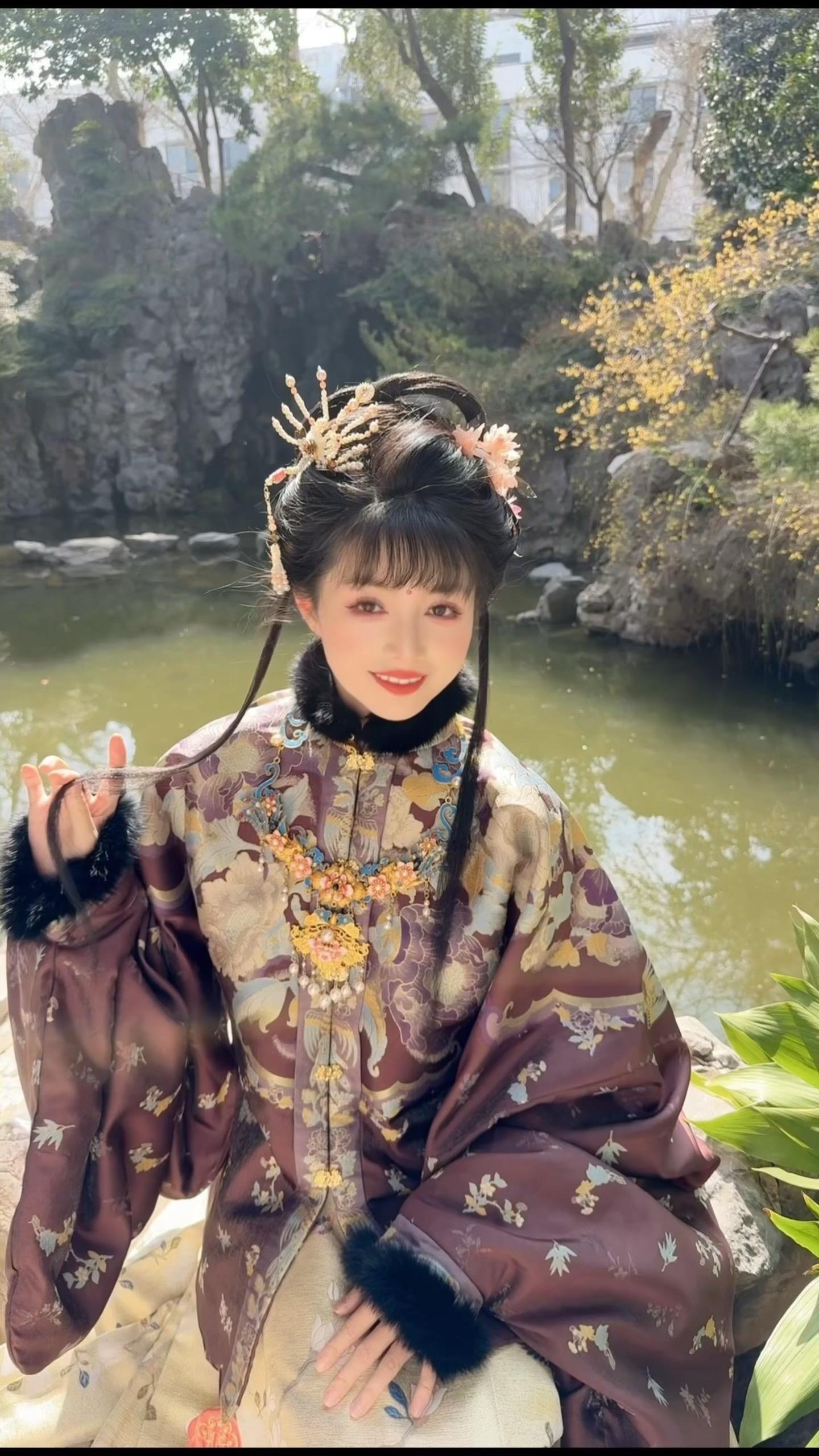 你像绝世牡丹遗落画轴里。