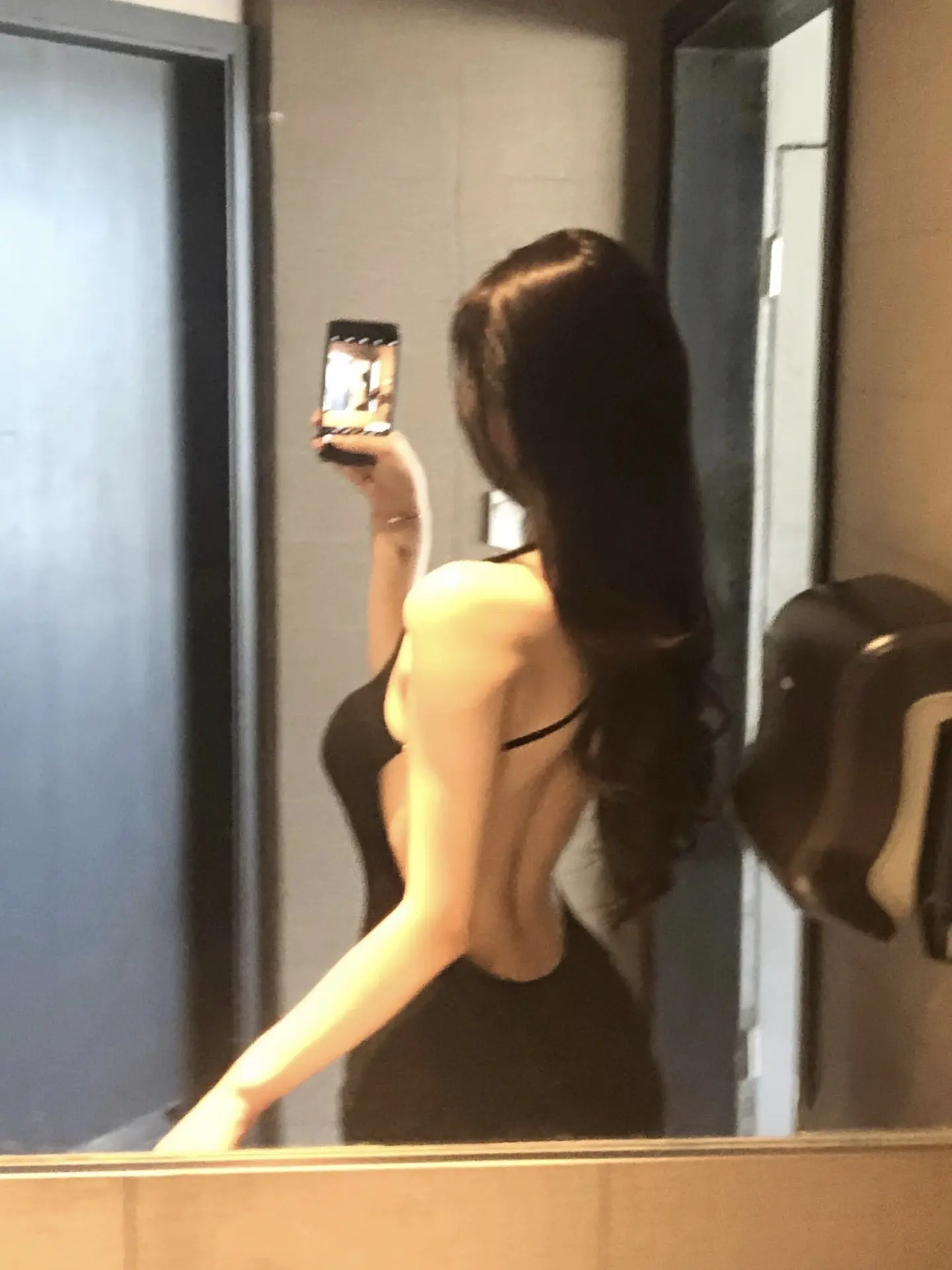 露背 黑裙 对镜拍