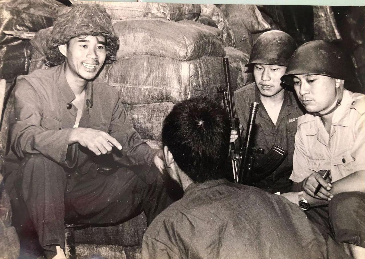 47军421团政委李秋城下到阵地看望战士们