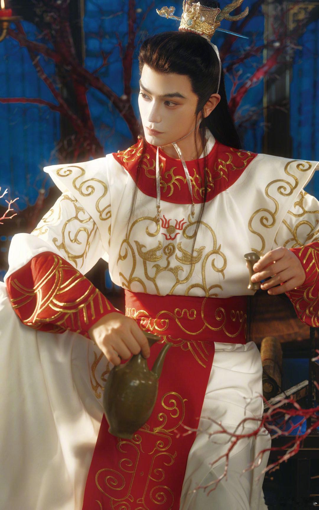 丁禹兮cos白龙马好帅 眉眼间的英气扮上小白龙也太帅了，神态完全精准踩点。在经典