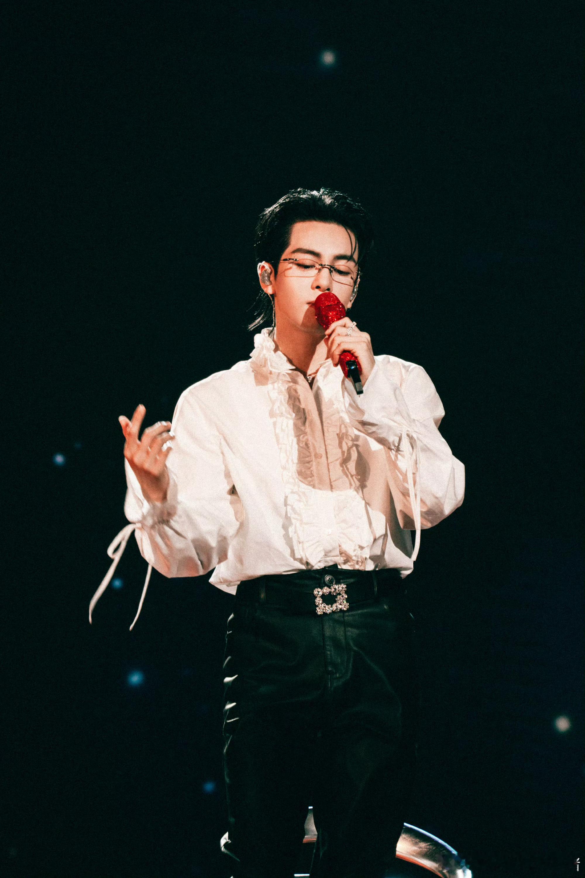 曾舜晞广东春晚彩排照，燥候今晚舞台吻上太空