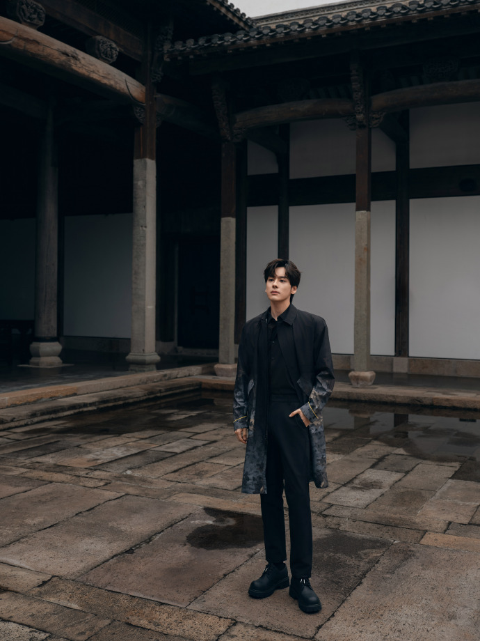#娜然魏哲鸣王子奇甲板看秀# 魏哲鸣这身穿搭也也也也太帅了吧！看款式应该是七匹狼