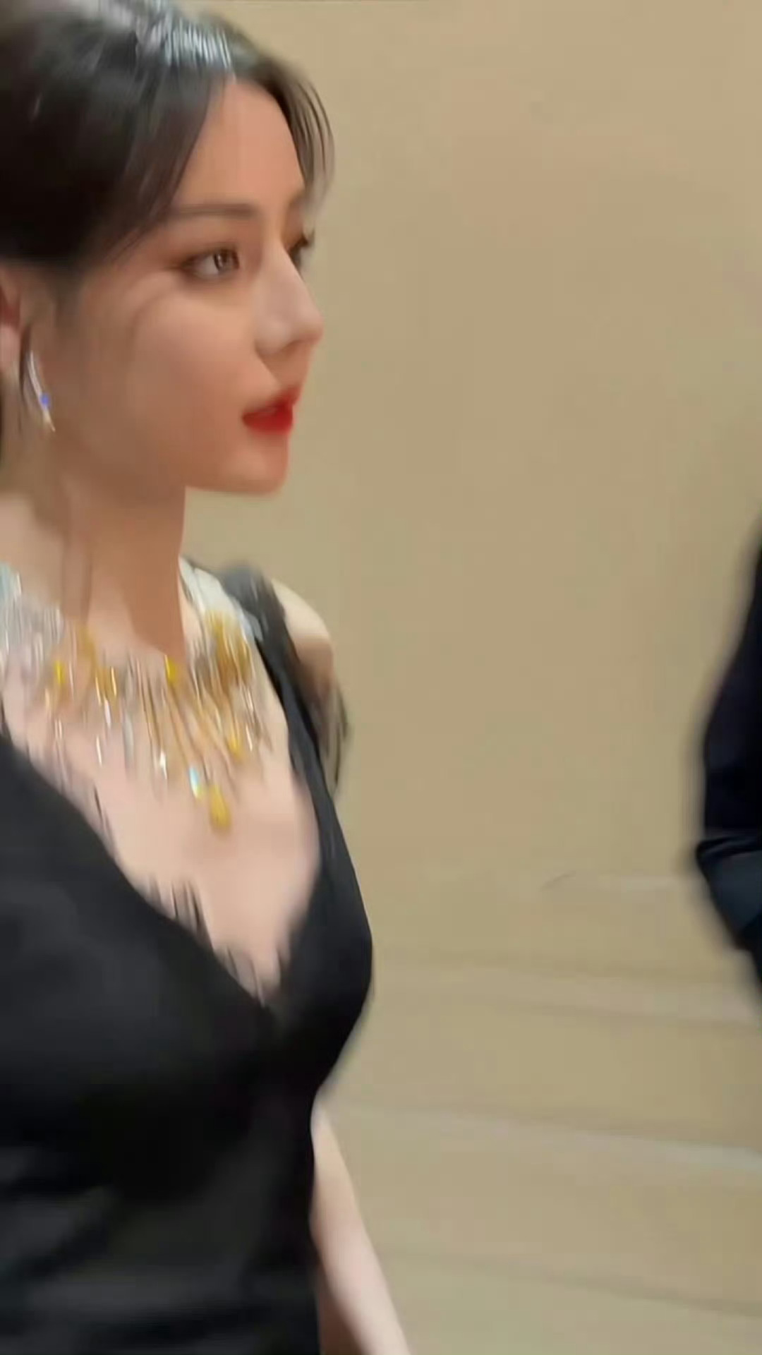 迪丽热巴黑裙亮相Dior线下活动，来看看怎么样 