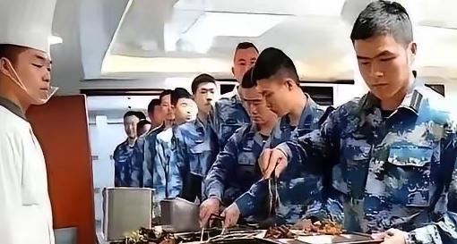这头“吞金兽”给我们的安全感！
你敢信吗？咱们的山东舰出海，光是吃饭一天就能“吃