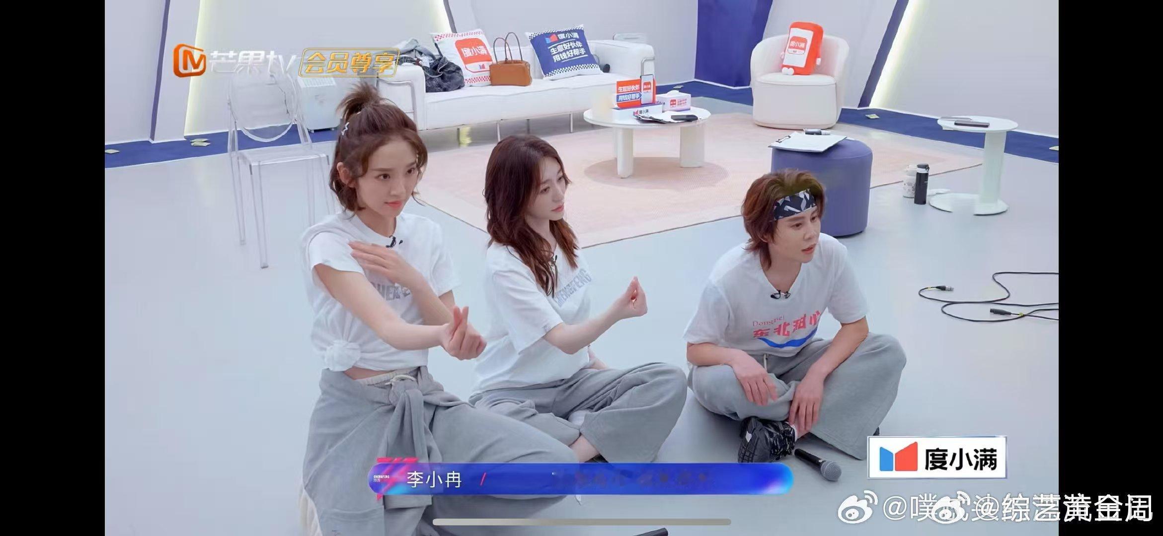 李小冉教王濛比心乘风2026谁被这段可爱到！王濛比心像在胸前抱团子，一脸不情愿像